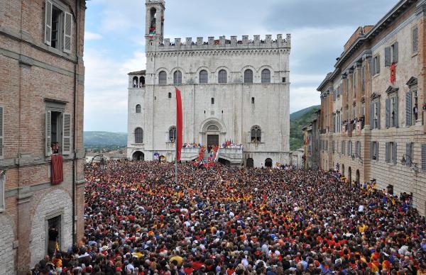  Festa dei Ceri a Gubbio: i ceri in mezzo ad una via di Gubbio in mezzo alla folla 